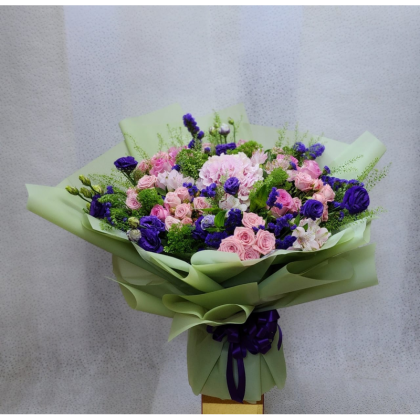 Elegant mix flowers bouquet in dubai