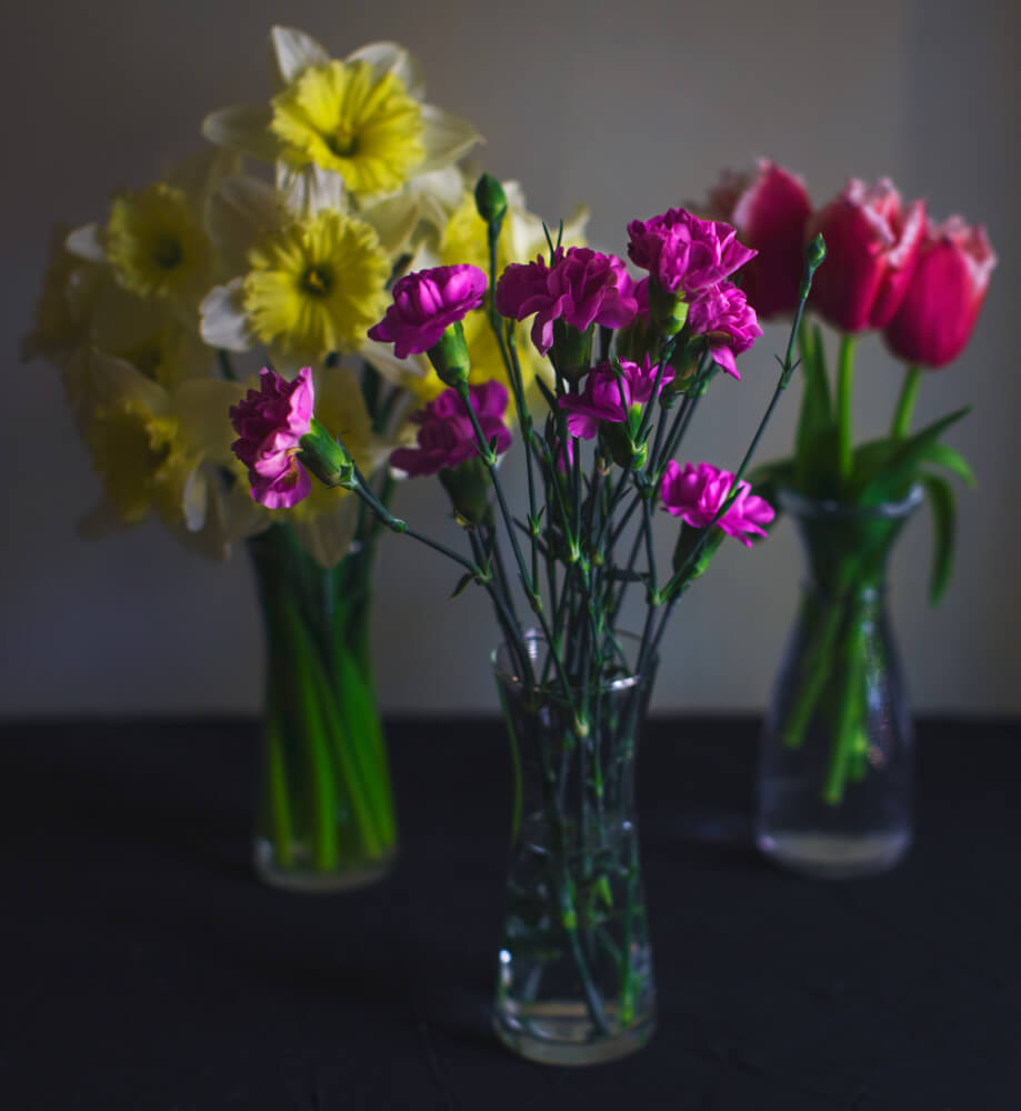 Exclusive glass vase flower arrangements UAE